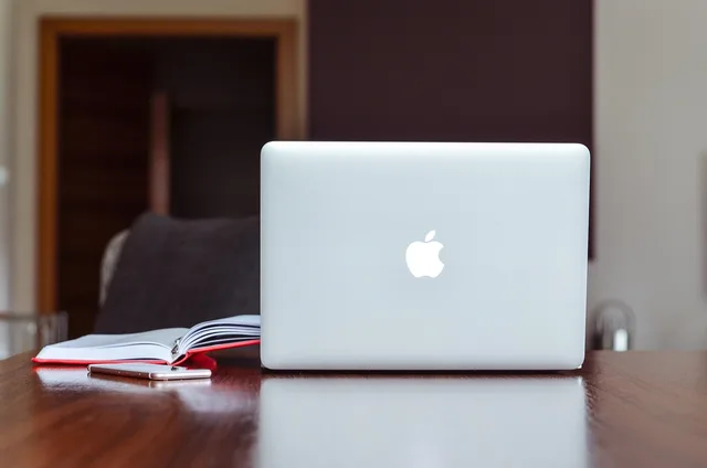 æble, macbook, notesbog, computer, data, skrivebord, uddannelse, information, internet, bærbar, mac, noter, kontor, teknologi, arbejdsområde, hjemmekontor, arbejde fra hjemmet. GDPR og HR-systemer: Krav til behandling af medarbejderdata