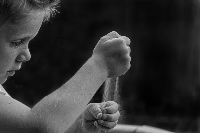 barn, sand, lege med sand, barndom, kid, sort og hvid. Implementering af HR-system: Tidsplan og roller